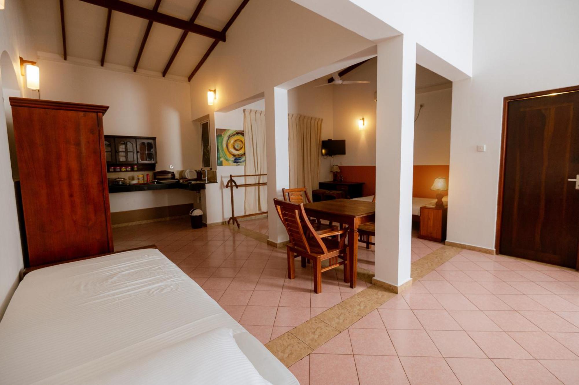 Prince Beach Hotel Bentota Bagian luar foto