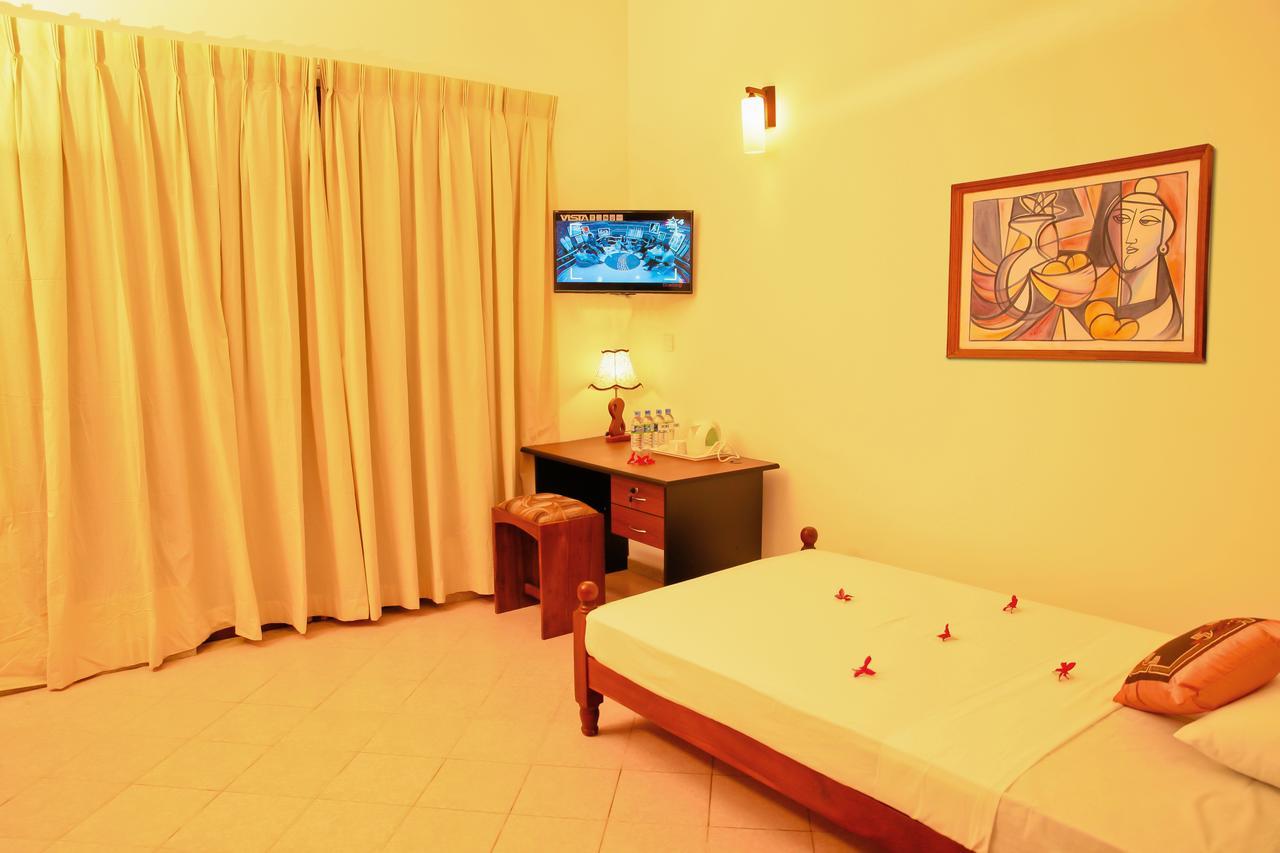 Prince Beach Hotel Bentota Bagian luar foto
