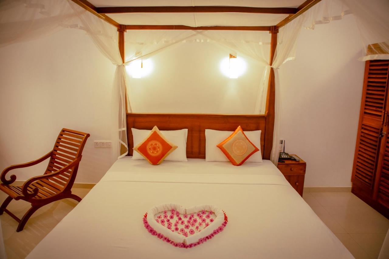 Prince Beach Hotel Bentota Bagian luar foto