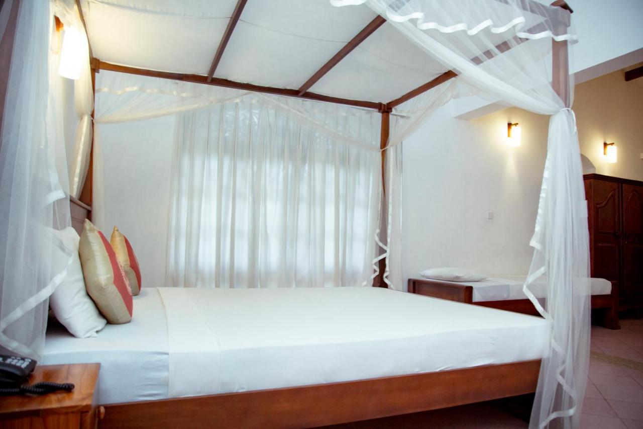 Prince Beach Hotel Bentota Bagian luar foto