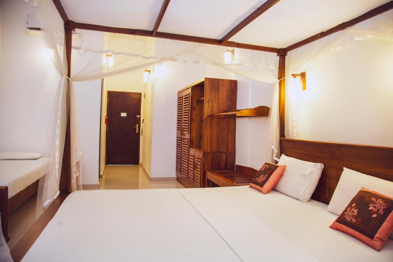 Prince Beach Hotel Bentota Bagian luar foto