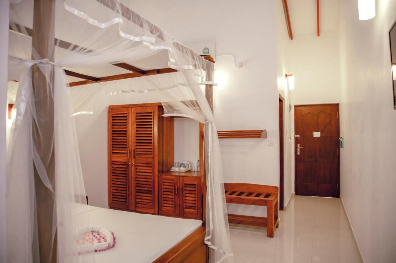 Prince Beach Hotel Bentota Bagian luar foto